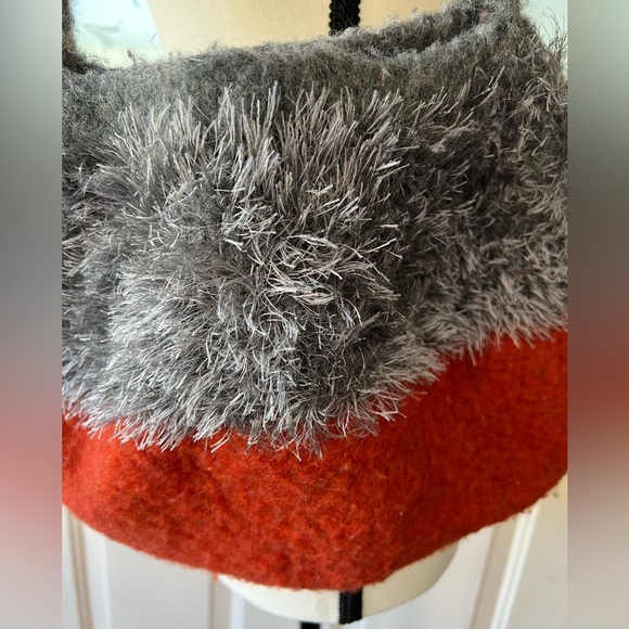 Majolica Collection felted wool and shag fur shoulder bag grey and burnt orange. - Picture 2 of 6